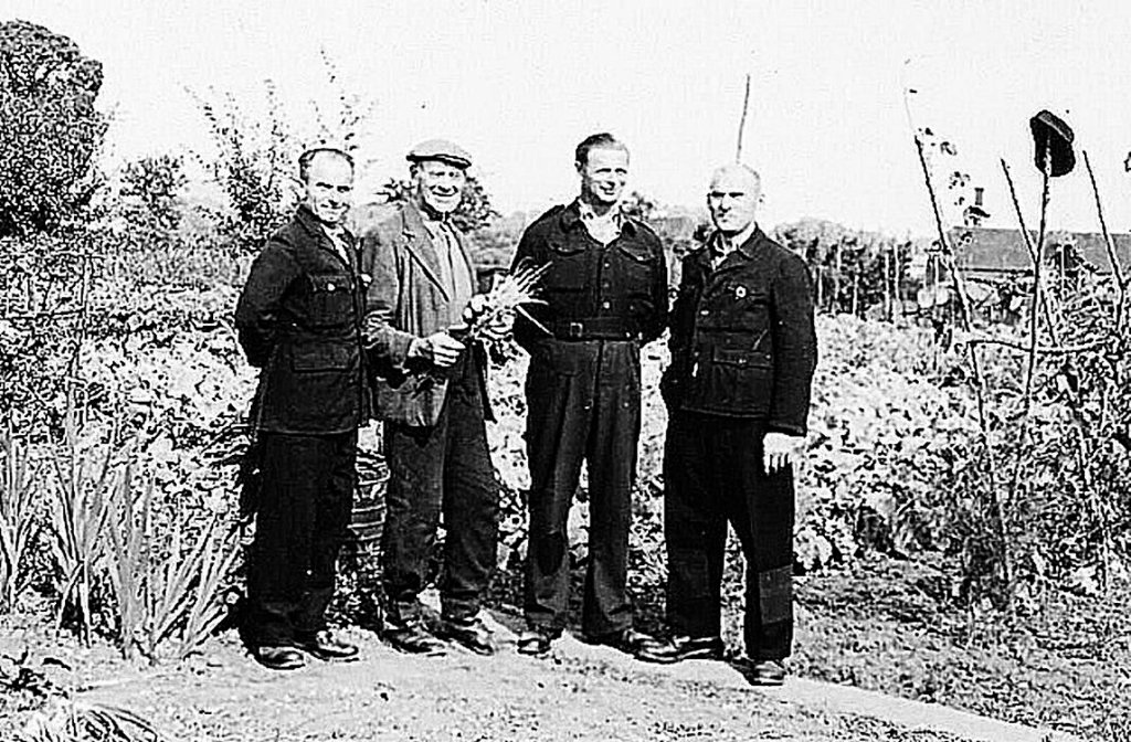 Father with Kurt, David and Wilhelm